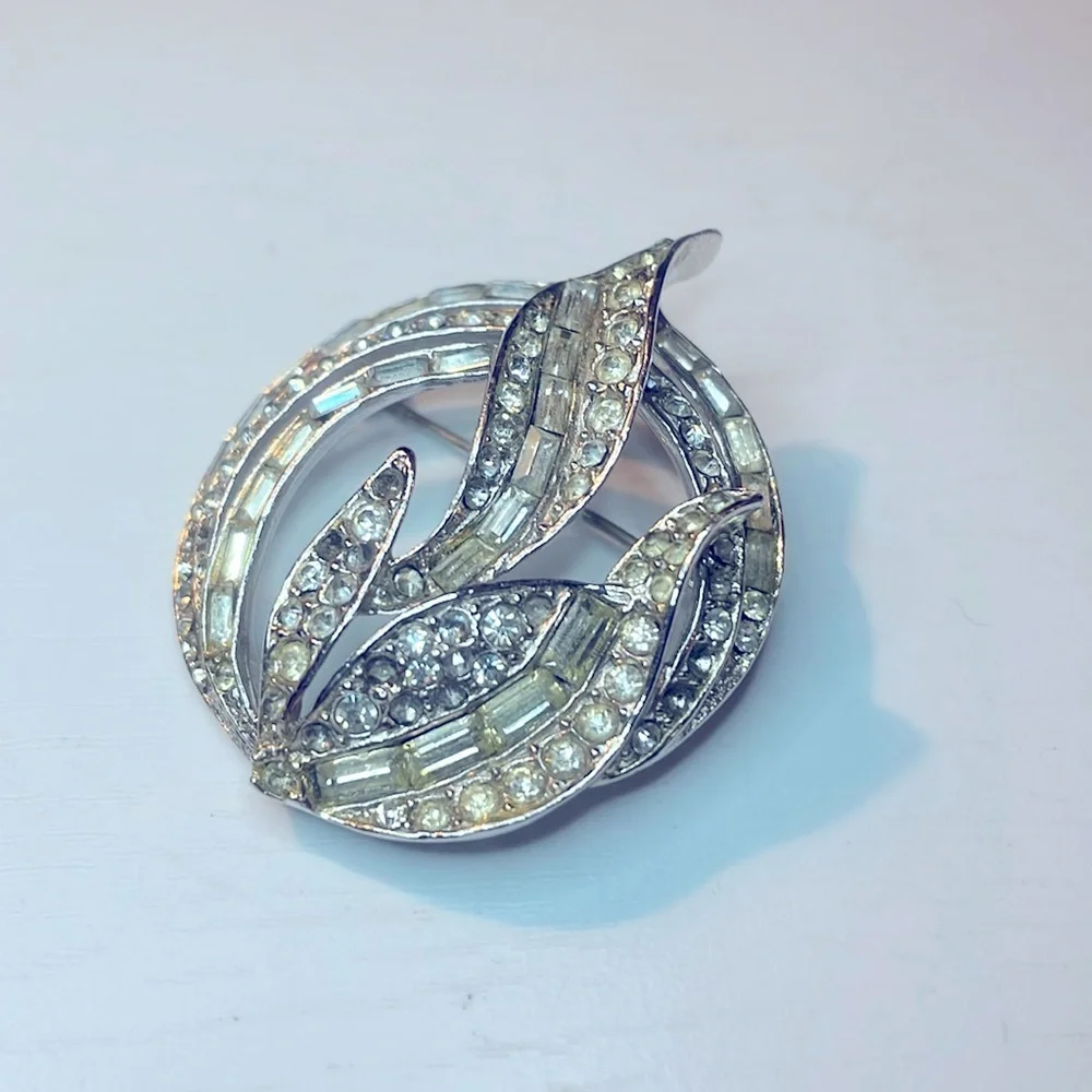 Vintage silver brooch crystal and silver circular leaf pattern